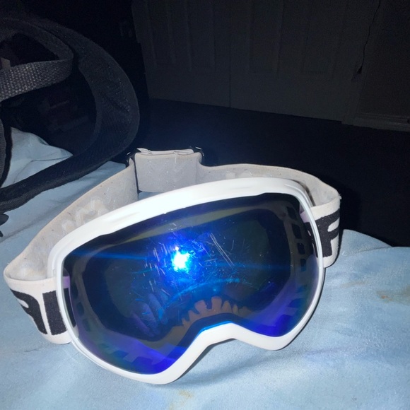 This is a Alkai handband with googles - Picture 3 of 4